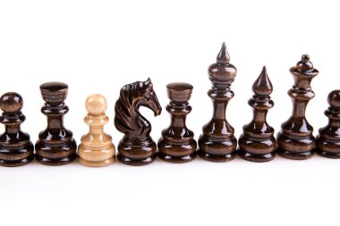 Satranç tahtasındaki satranç taşları, beyaz arka planda izole.