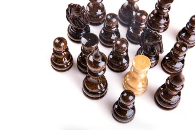 Beyaz arkaplanda satranç taşları