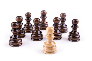 Beyaz arkaplanda satranç taşları