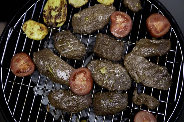 Carne Grelhada Verduras Uma Grelha — Fotografia de Stock