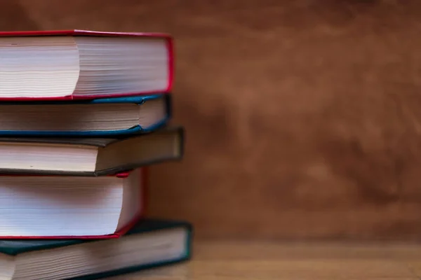 Bücherstapel Auf Holztisch — Stockfoto