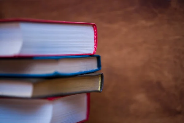 Bücherstapel Auf Holztisch — Stockfoto