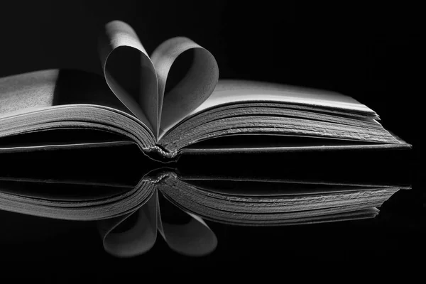 Offenes Buch Mit Herzform Auf Schwarzem Hintergrund — Stockfoto