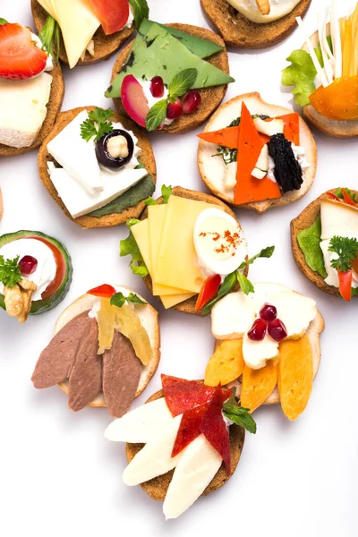 Füme somon, salatalık, vişneli domates ve mozarella ile servis edilen farklı kanepeler.