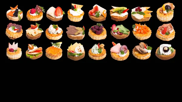 Siyah arkaplanda bir sürü farklı kanepe