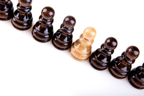 Шахматные фигуры на белом фоне