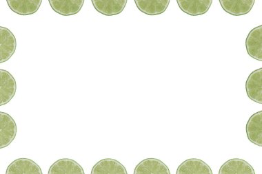 Beyaz arka plan üzerinde izole limon dilimleri