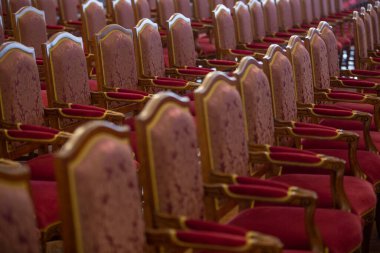 Konferans salonunda boş sandalyeler