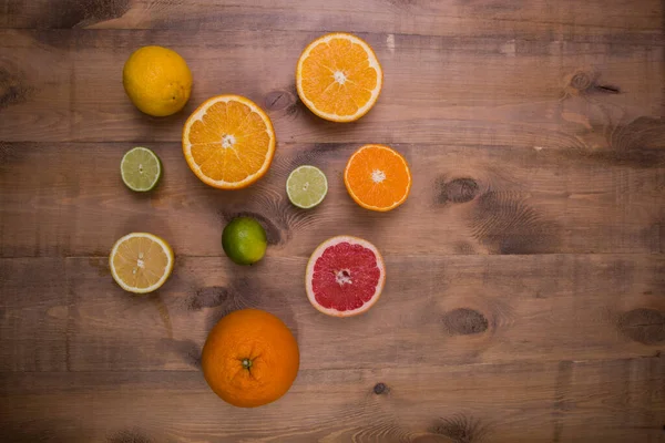 Tahta arka planda taze portakal ve limon dilimleri