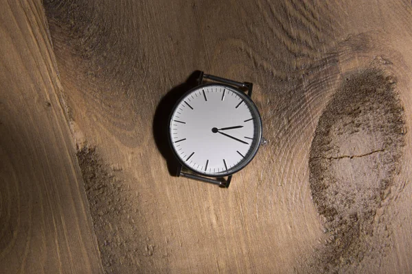时钟在一个木制的背景 — 图库照片