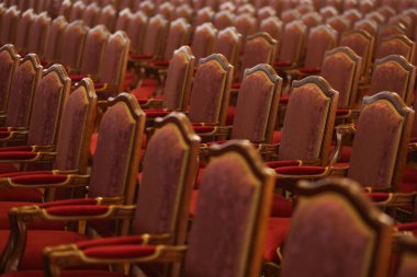 Konferans salonunda boş sandalyeler