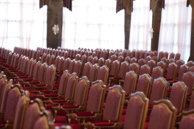 Konferans salonunda boş sandalyeler