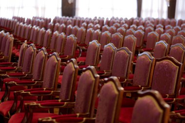 Konferans salonunda boş sandalyeler