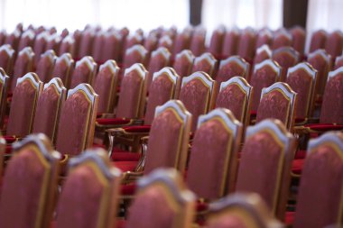 Tahta sandalyeleri kapatın.