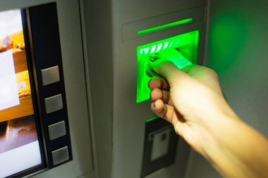 Bir kredi kartı tutan kadın eli