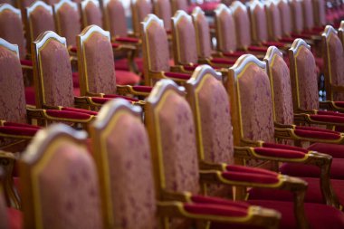 Oditoryumdaki sandalyeleri kapatın.