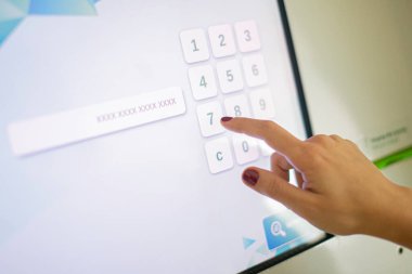 Bilgisayarın ekranına şifre yazan bir kadının yakın plan fotoğrafı.