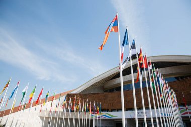 mavi gökyüzüne karşı farklı ülkelerin bayrakları