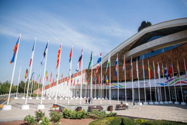 mavi gökyüzüne karşı farklı ülkelerin bayrakları