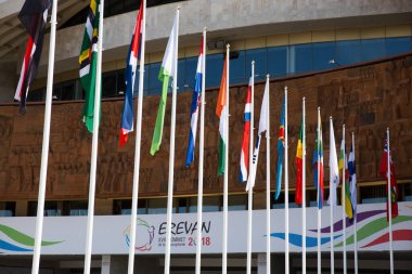 mavi gökyüzüne karşı farklı ülkelerin bayrakları