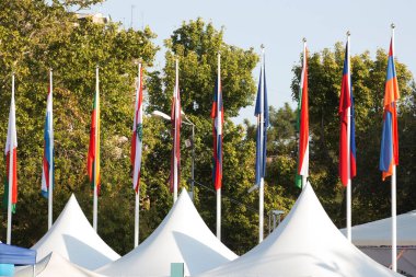 mavi gökyüzüne karşı farklı ülkelerin bayrakları