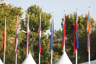 mavi gökyüzüne karşı farklı ülkelerin bayrakları