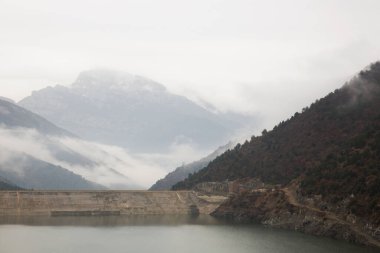 Dağlardaki gölün güzel manzarası