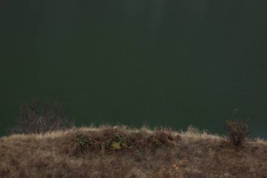 Göl kenarındaki çayır manzarası çok güzel.