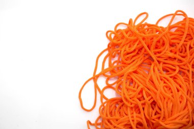 beyaz arkaplanda kuru makarna