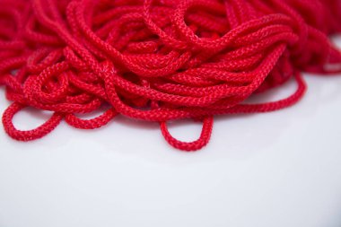 Beyaz arkaplanda bir halatı kapat