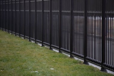 Bir satırda metal çit