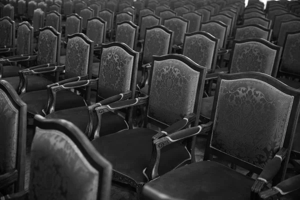 Ασπρόμαυρες Καρέκλες Στο Δωμάτιο — Φωτογραφία Αρχείου