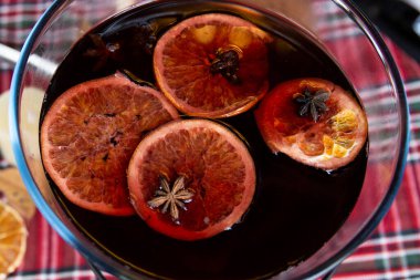 kırmızı sıcak sıcak şarap bir bardakta