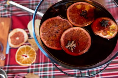 kırmızı sıcak sıcak şarap bir bardakta