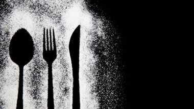 Siyah-beyaz mutfak çatal bıçak takımı ve fotokopi alanı..