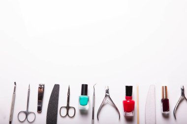 Beyaz arkaplanda manikür için araç seti