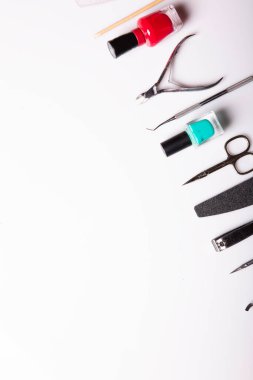 Beyaz arkaplanda manikür için araç seti