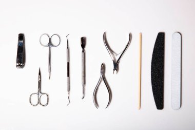 Beyaz arkaplanda manikür için araç seti