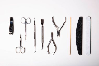 Beyaz arkaplanda manikür için araç seti