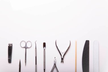 Beyaz arkaplanda manikür için araç seti