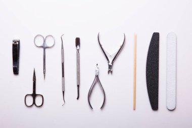 Beyaz arkaplanda manikür için araç seti