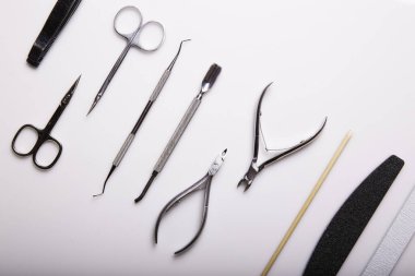 Beyaz arkaplanda manikür için araç seti
