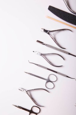 Beyaz arkaplanda manikür için araç seti