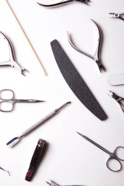 Beyaz arkaplanda manikür için araç seti