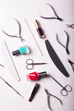 Beyaz arkaplanda manikür için araç seti
