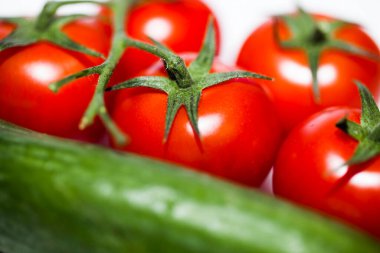 Beyaz arka planda domates ve taze domates.