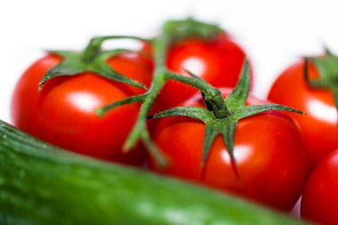 Beyaz arkaplanda taze domatesler