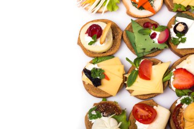 Füme somon, salatalık, vişneli domates ve mozarella ile servis edilen farklı kanepeler.