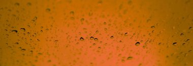 Karanlık bir arka planda su damlaları