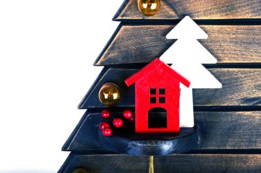 Beyaz arka planda izole edilmiş Noel ağacı ev dekorasyonu